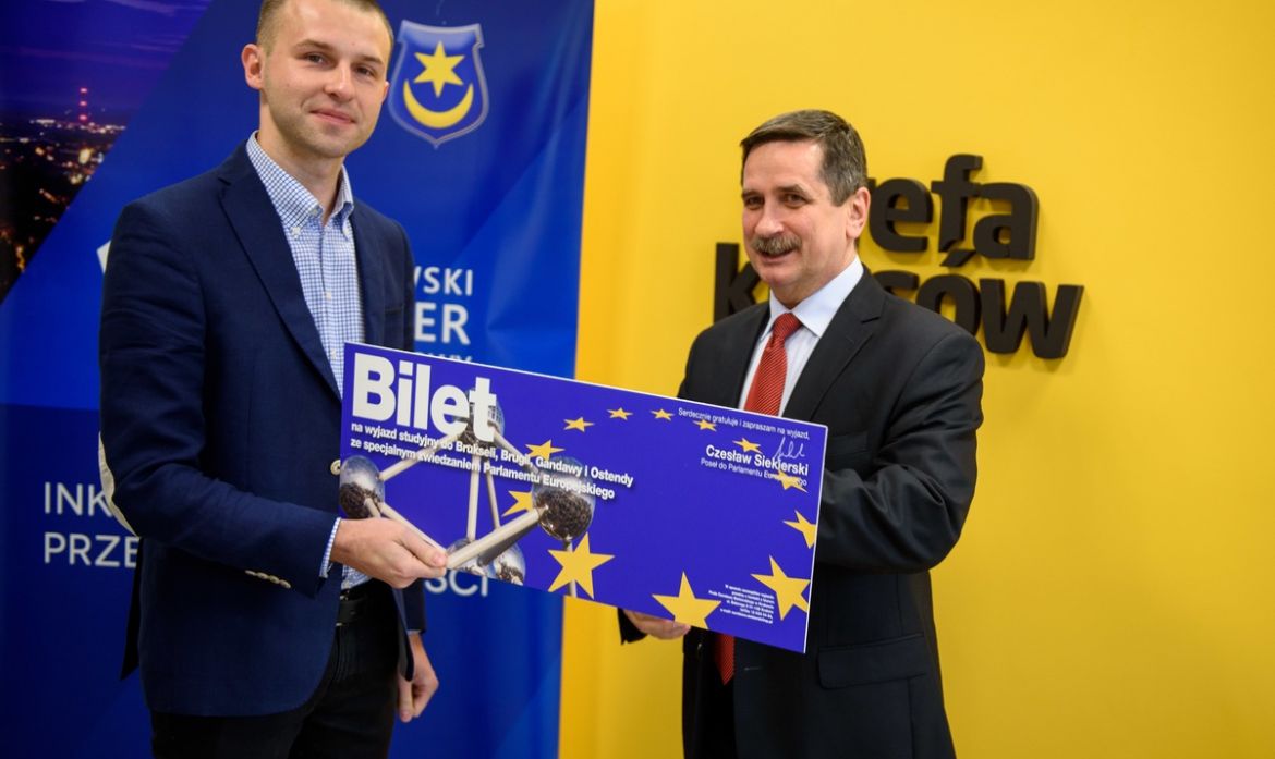 Zdjęcie The Hero z biletem do Brukseli