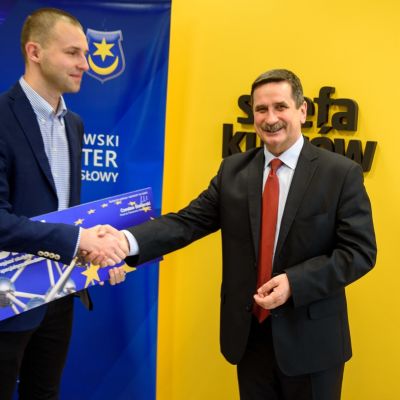 Zdjęcie - 6 - The Hero z biletem do Brukseli