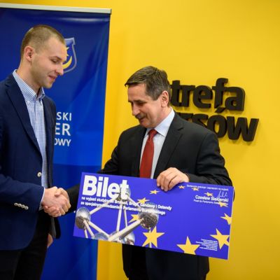 Zdjęcie - 2 - The Hero z biletem do Brukseli