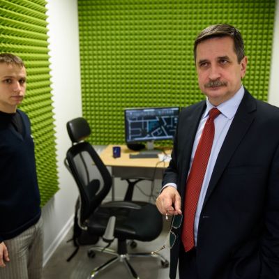 Zdjęcie - 10 - The Hero z biletem do Brukseli