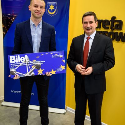 Zdjęcie - 4 - The Hero z biletem do Brukseli