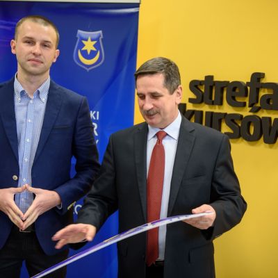 Zdjęcie - 1 - The Hero z biletem do Brukseli