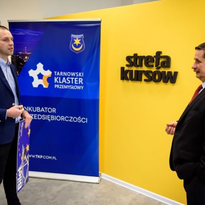 Zdjęcie - 8 - The Hero z biletem do Brukseli