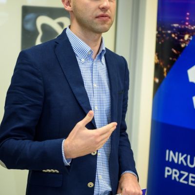 Zdjęcie - 7 - The Hero z biletem do Brukseli