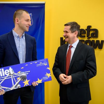 Zdjęcie - 5 - The Hero z biletem do Brukseli